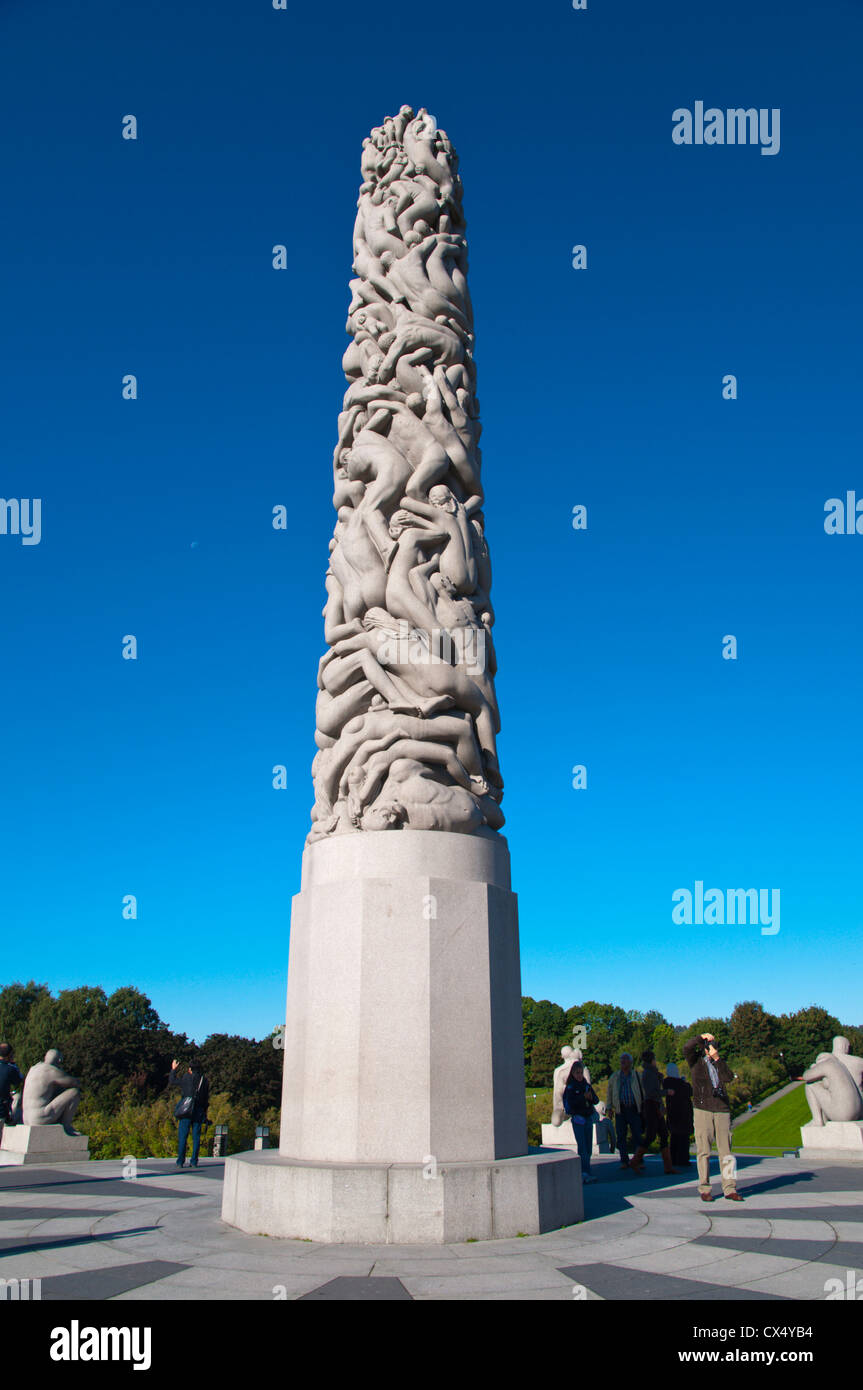 Il parco Vigeland passerella centrale con le statue di Gustav Vigeland nel parco Frognerparken Frogner district Oslo Norvegia Europa Foto Stock