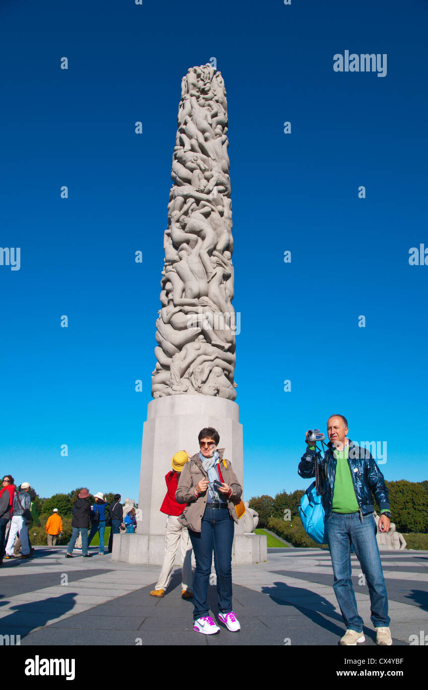 Il parco Vigeland passerella centrale con le statue di Gustav Vigeland nel parco Frognerparken Frogner district Oslo Norvegia Europa Foto Stock