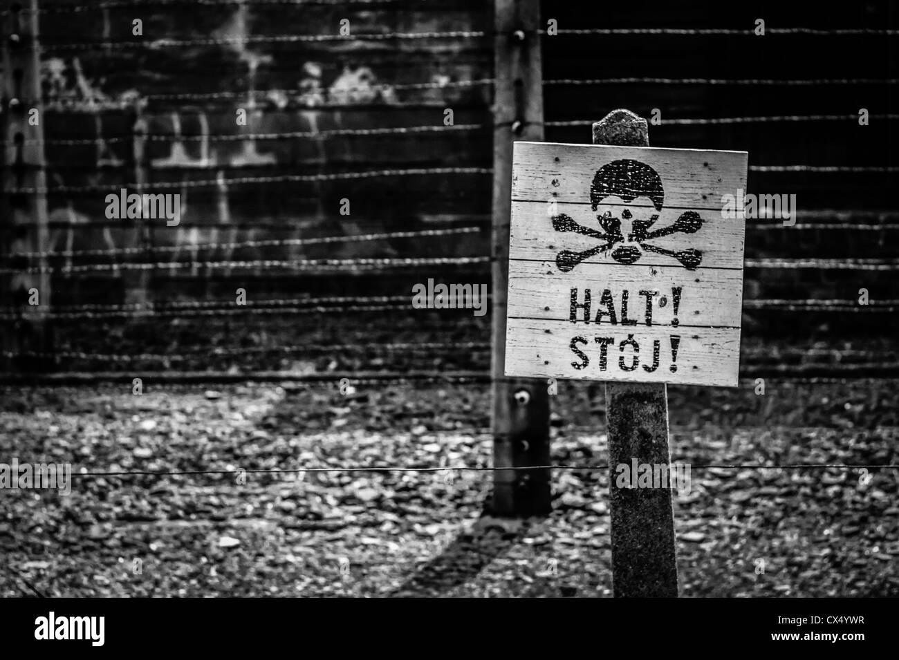 Bianco e nero campo di concentramento di Auschwitz arresto segno halt Foto Stock