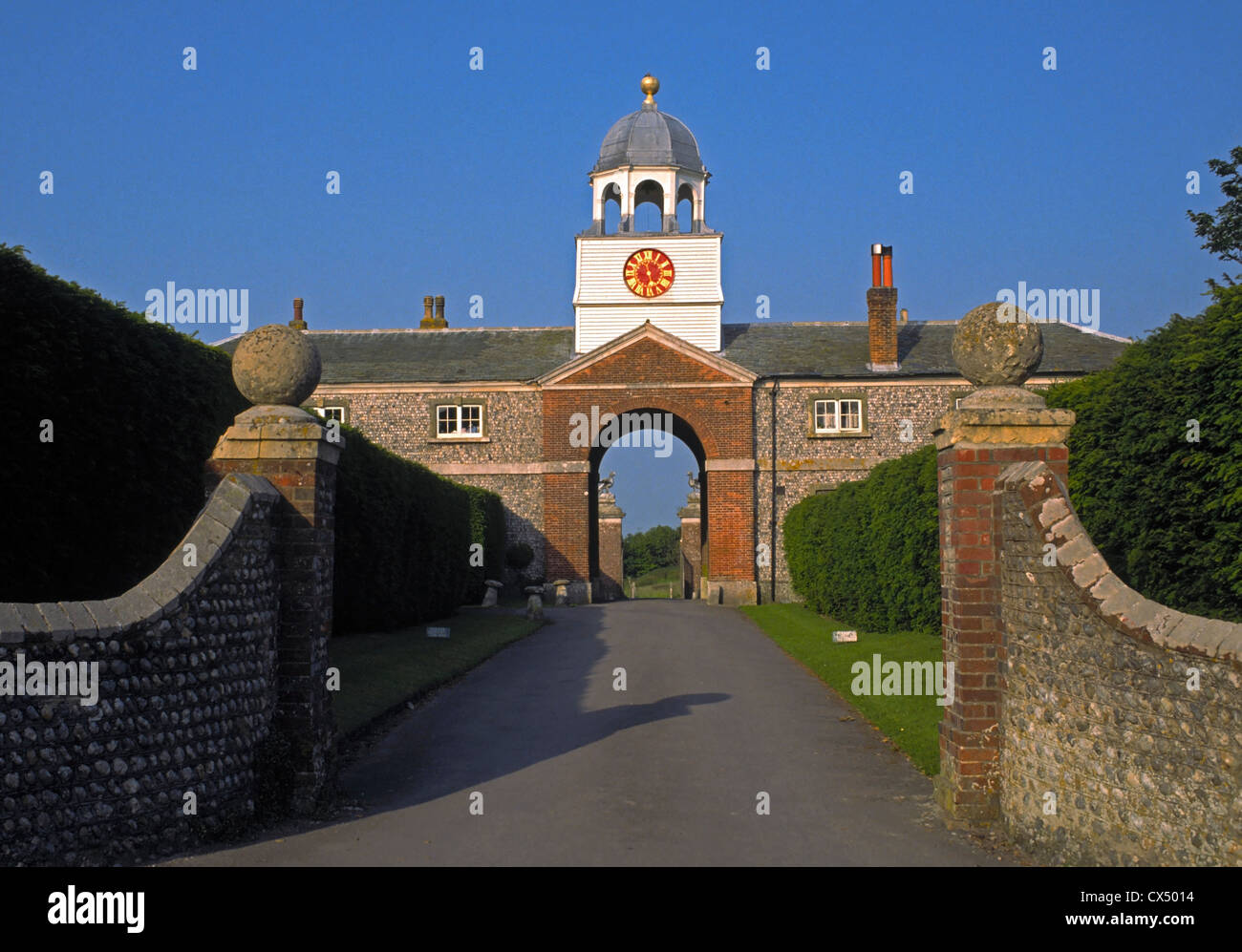 L'ingresso a Glynde Place, casa di una raccolta del xviii secolo capolavori italiani, al di fuori di Lewes, East Sussex. Foto Stock