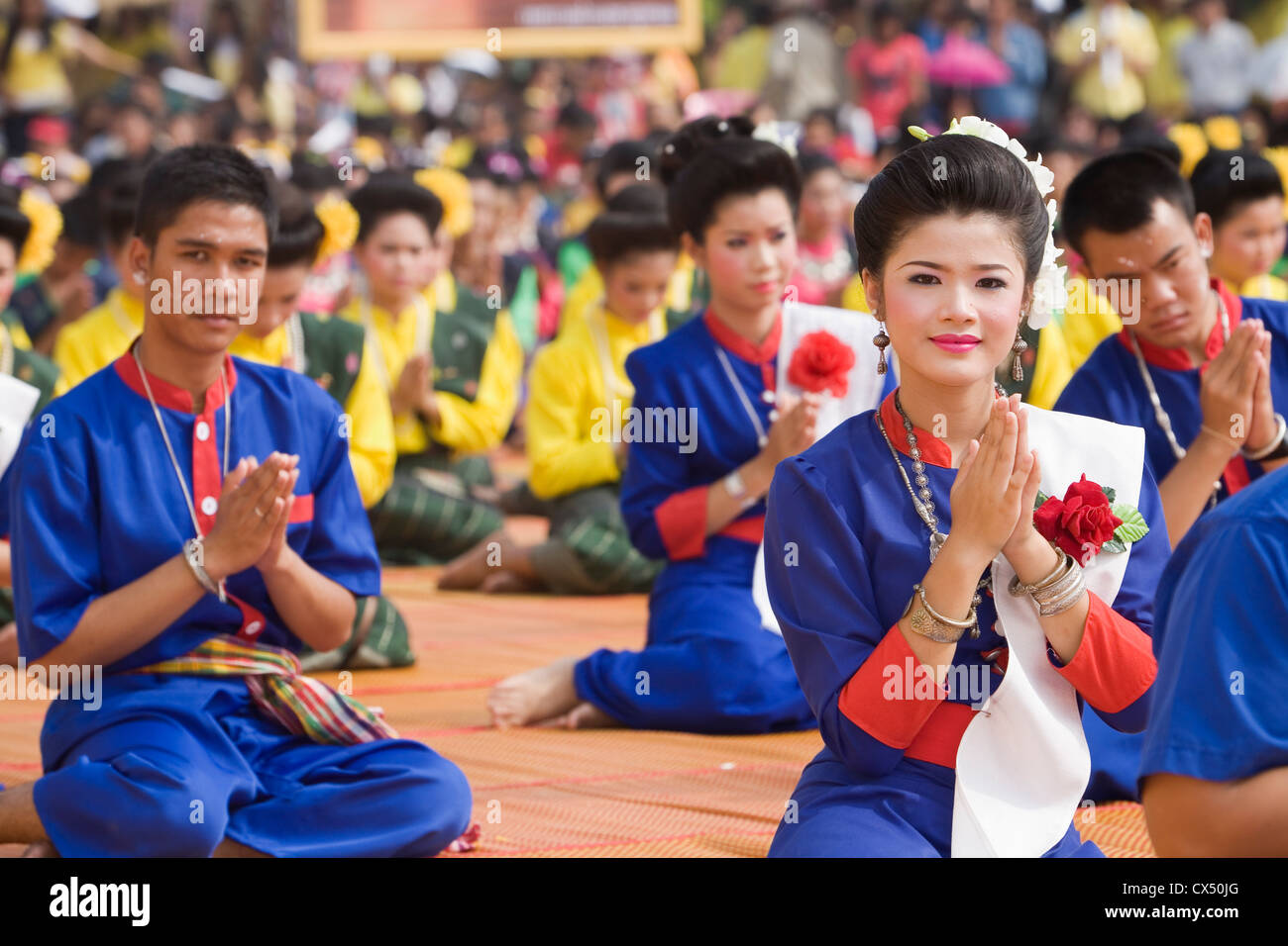 Ballerini in colorate Isan vestire al Wat Phra That Phnom, durante il festival di Ok Phansa. Che Phnom, Nakhon Phnom, Thailandia Foto Stock