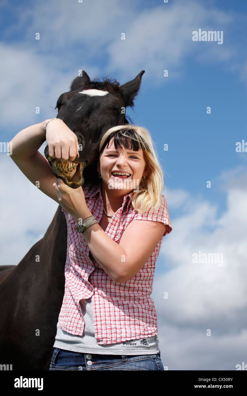 Giovane donna con cavallo Foto Stock