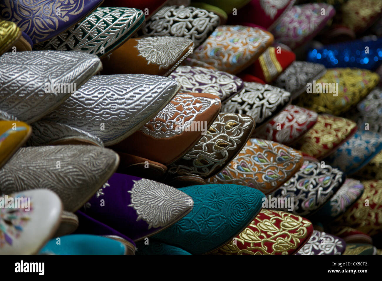 Pantofole marocchine nei souks, antica medina, Marrakech, Marocco, Africa del nord Foto Stock