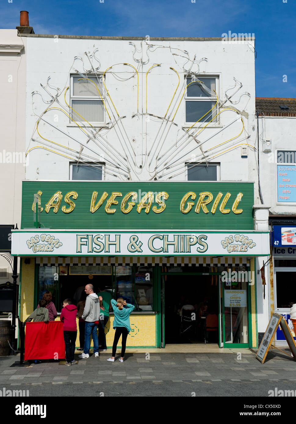 Un pesce e chip shop sul lungomare di Southend Foto Stock