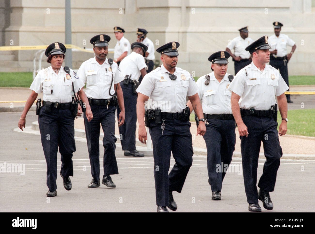 Noi Capitol polizia camminate oltre il Campidoglio US dopo un tiro ha eruttato il Capitol Hill Luglio 24, 1998 a Washington, DC. Due di noi Capitol poliziotti sono stati uccisi in un incidente, una persona ferita e il Lone banditi fu ferito e preso in custodia. Foto Stock