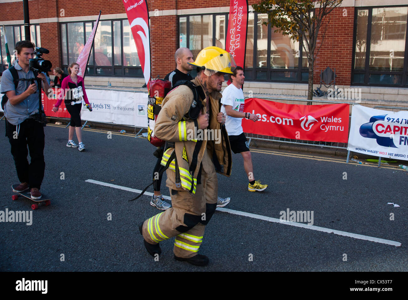 Fireman e cameraman, Cardiff Mezza Maratona 2011 Foto Stock