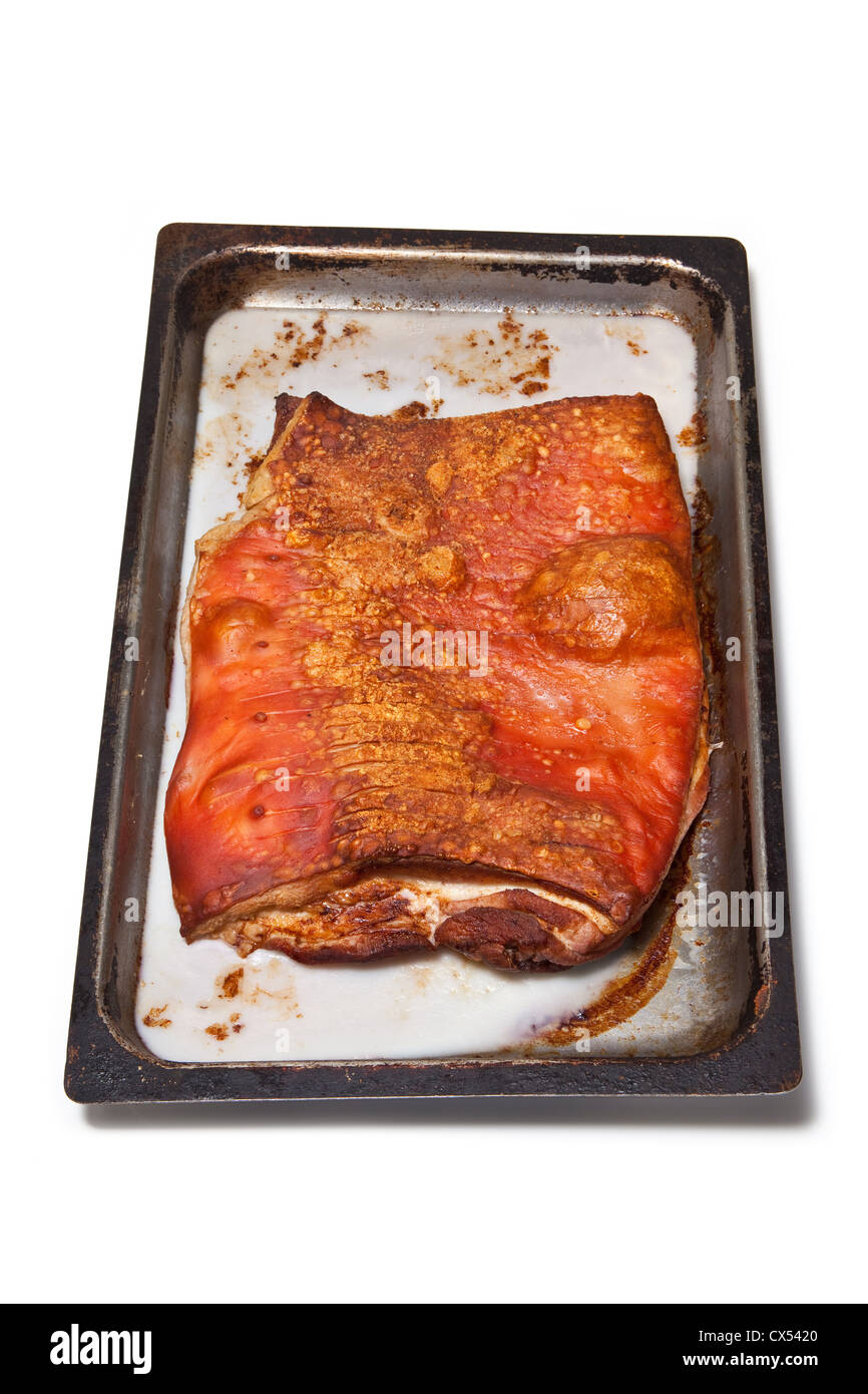 Vassoio di cotto pancetta isolato su un bianco di sfondo per studio. Foto Stock