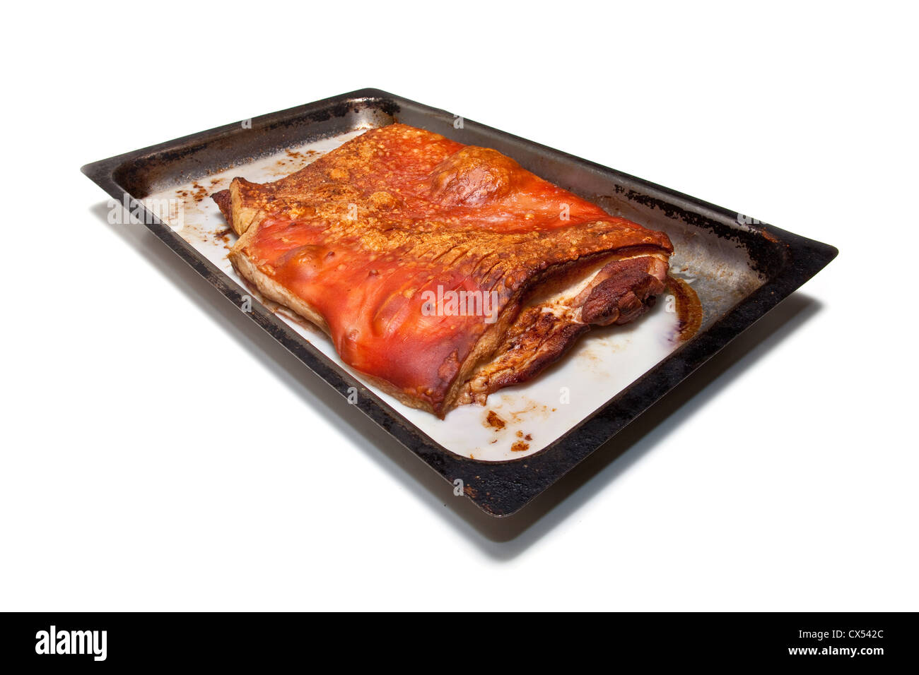 Vassoio di cotto pancetta isolato su un bianco di sfondo per studio. Foto Stock