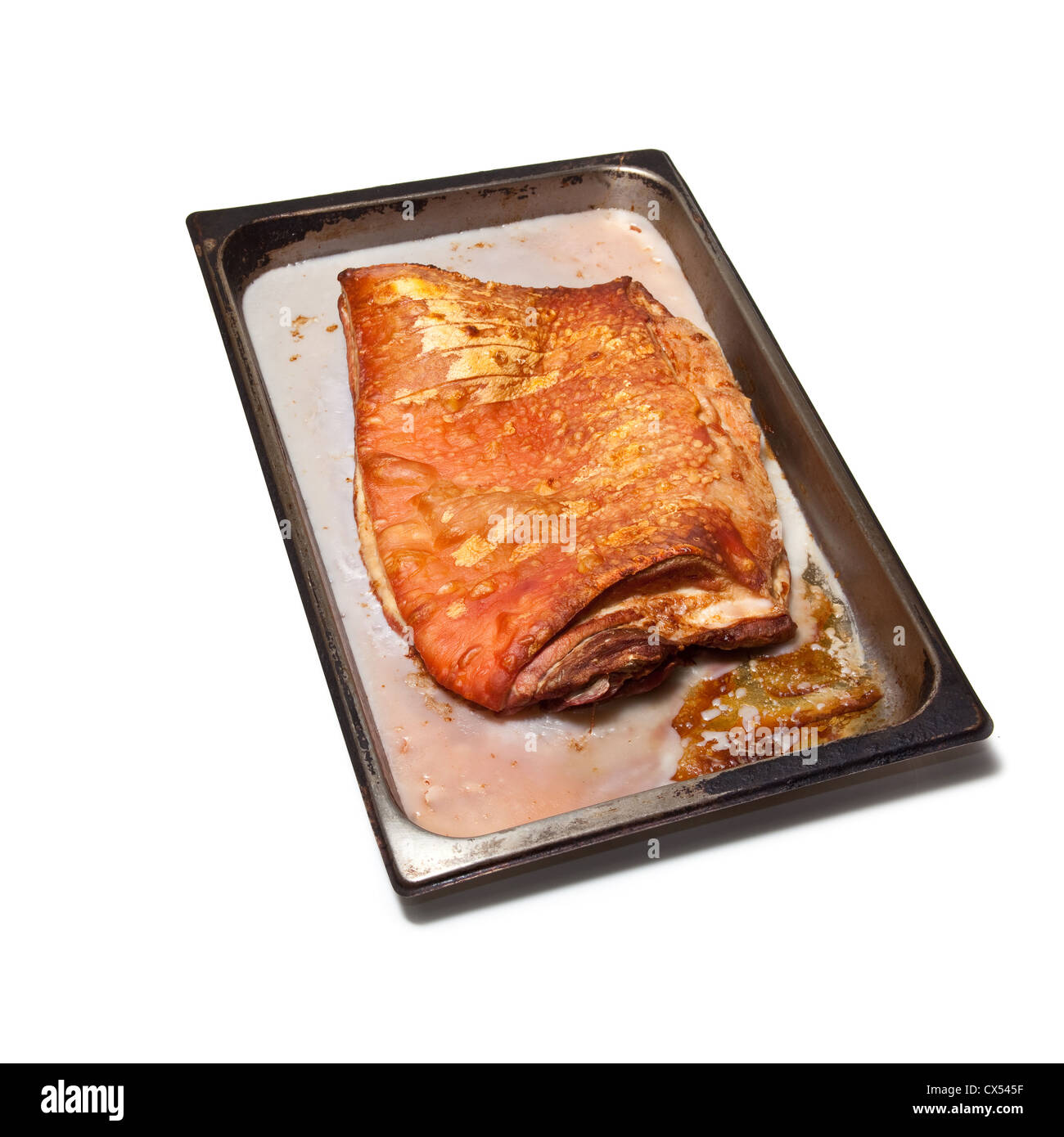 Vassoio di cotto pancetta isolato su un bianco di sfondo per studio. Foto Stock