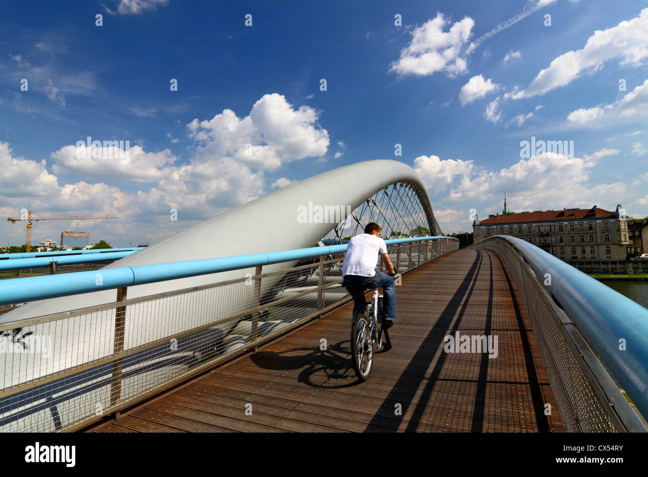 Attraversamento ciclista moderno ponte a Cracovia, Polonia Foto Stock