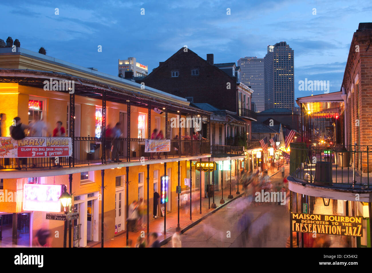 BOURBON Street nel Quartiere Francese e il centro cittadino di New Orleans in Louisiana USA Foto Stock