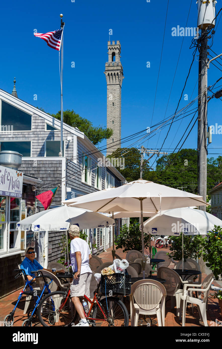 Cafe in a Provincetown con il monumento del pellegrino torre in distanza, Cape Cod, Massachusetts, STATI UNITI D'AMERICA Foto Stock