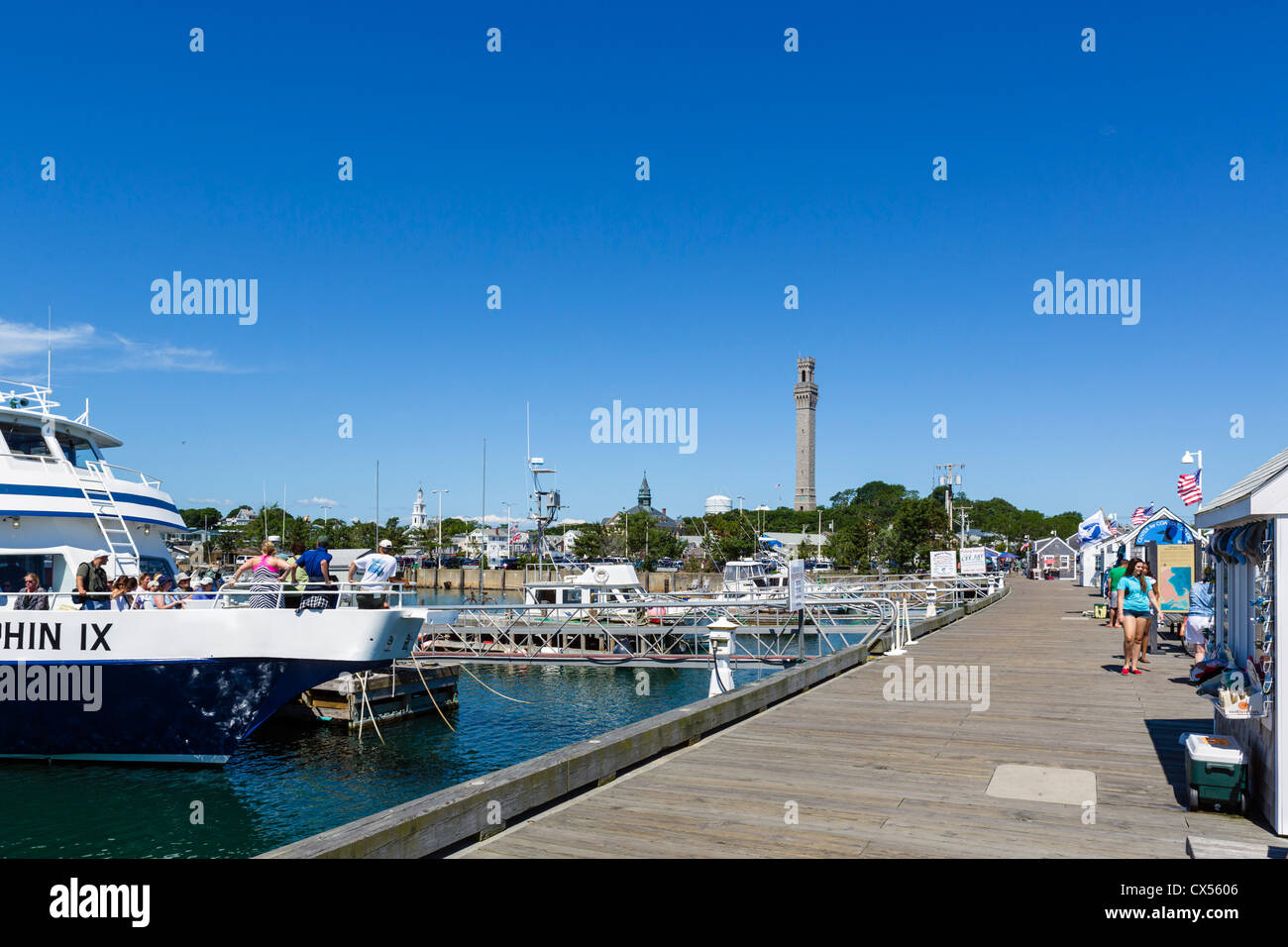 Il porto in a Provincetown con il monumento del pellegrino torre in distanza, Cape Cod, Massachusetts, STATI UNITI D'AMERICA Foto Stock