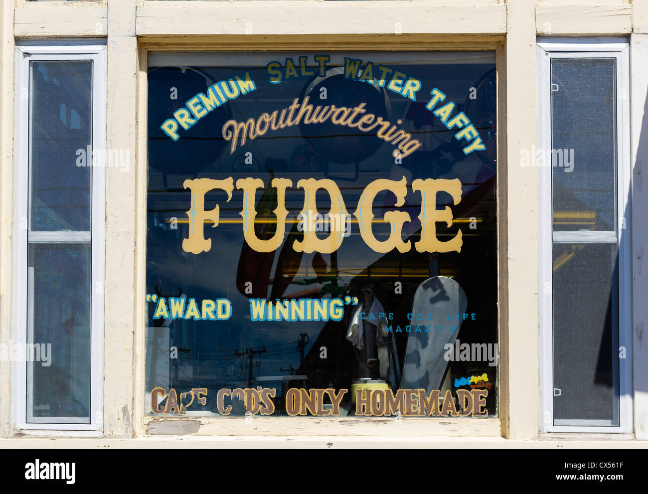 Negozio di vendita di acqua salata taffy fudge su strada commerciale (la strada principale), a Provincetown, Cape Cod, Massachusetts, STATI UNITI D'AMERICA Foto Stock