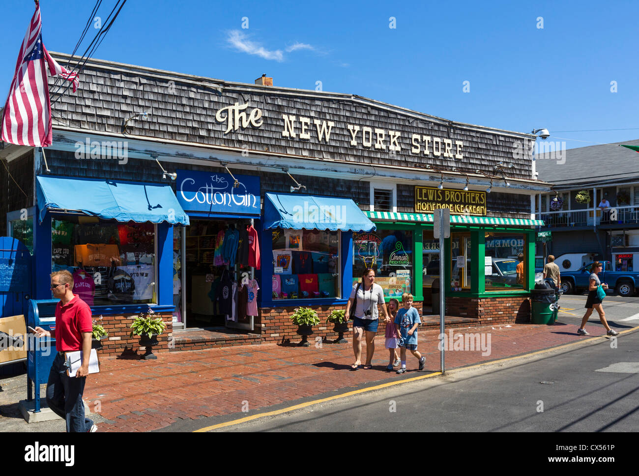 Negozi sulla strada commerciale (la strada principale), a Provincetown, Cape Cod, Massachusetts, STATI UNITI D'AMERICA Foto Stock