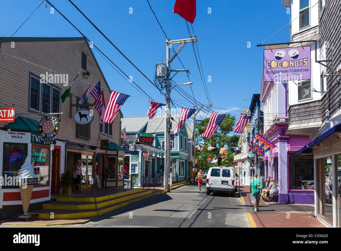 Negozi e ristoranti sulla strada commerciale (la strada principale), a Provincetown, Cape Cod, Massachusetts, STATI UNITI D'AMERICA Foto Stock