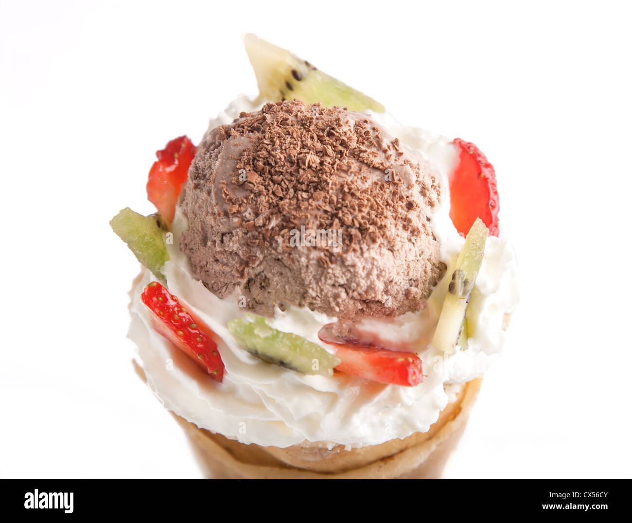 Laminati di cono frittelle sottili con gelato e frutta Foto Stock