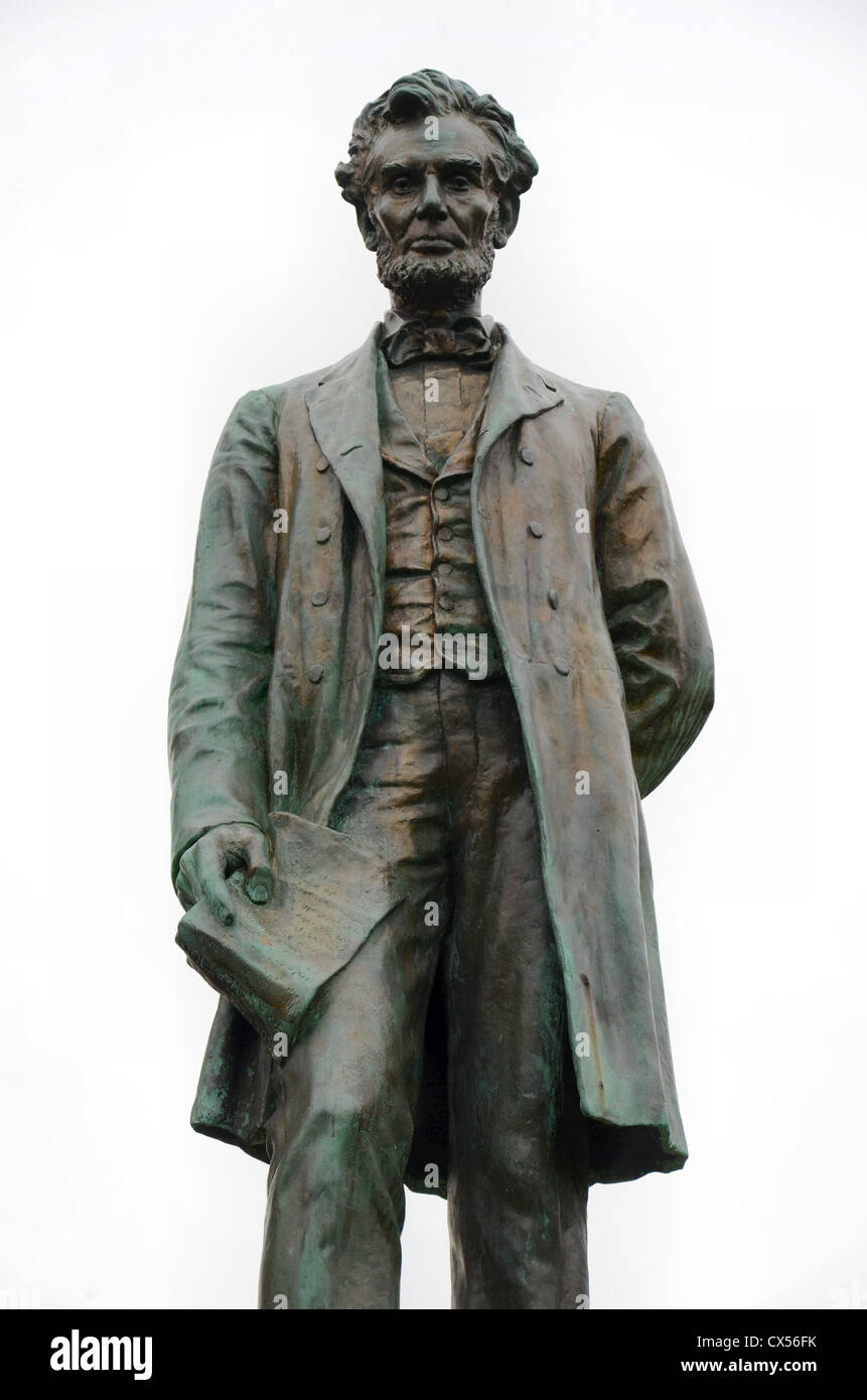 La statua di bronzo di Abraham Lincoln si staglia contro un bianco cielo scialbo in Old Calton Sepoltura, Edimburgo, Scozia. Foto Stock