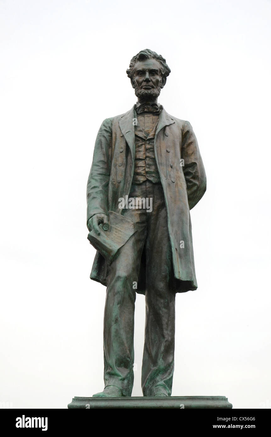 La statua di bronzo di Abraham Lincoln si staglia contro un bianco cielo scialbo in Old Calton Sepoltura, Edimburgo, Scozia. Foto Stock