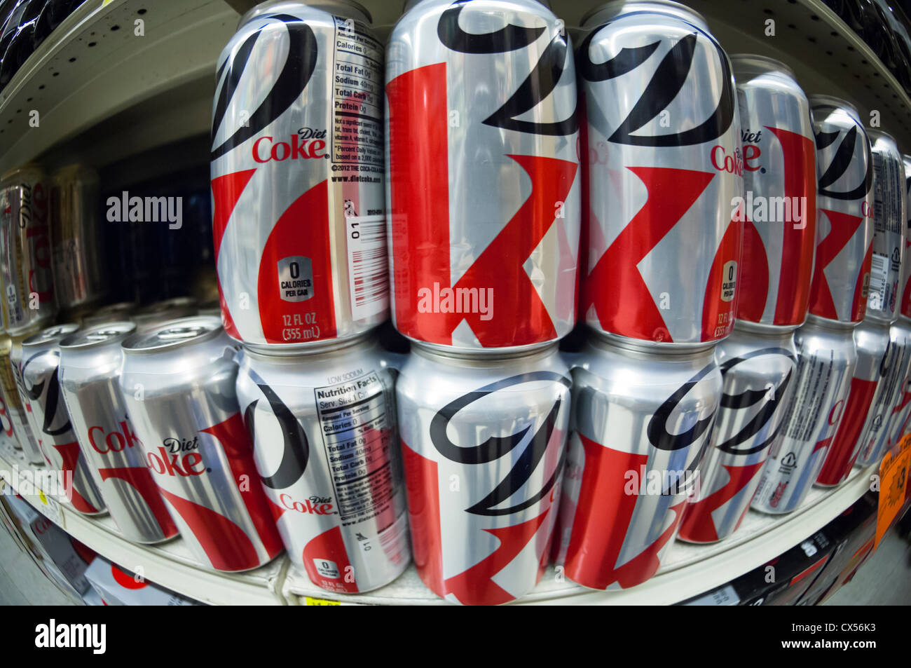 Le lattine di Diet Coke in un supermercato scaffale del negozio a New York il Giovedì 13 Settembre, 2012. (© Richard B. Levine) Foto Stock