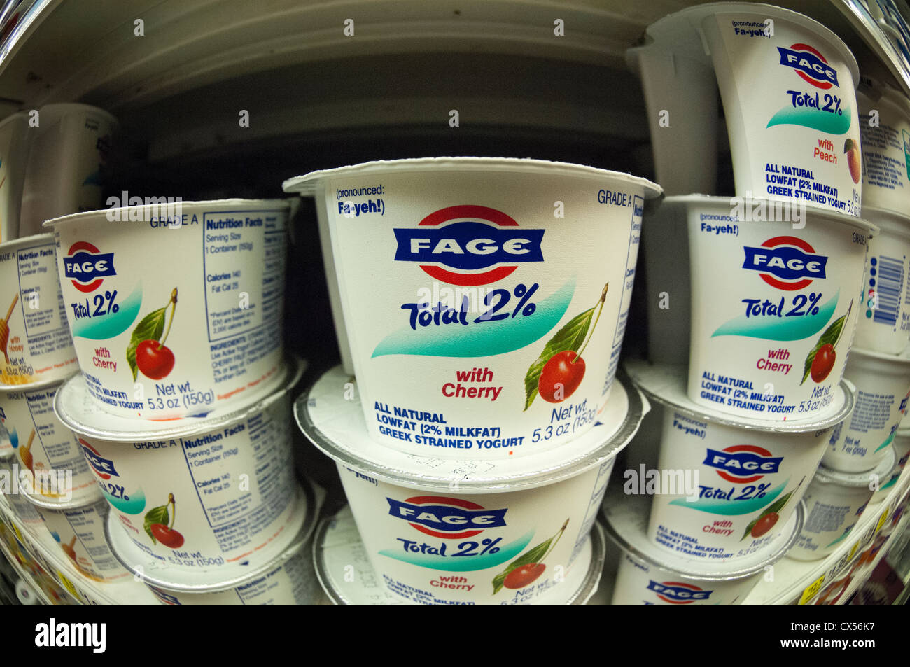 Contenitori di Fage stile greco e lo yogurt sono visto su uno scaffale di supermercato in New York Foto Stock