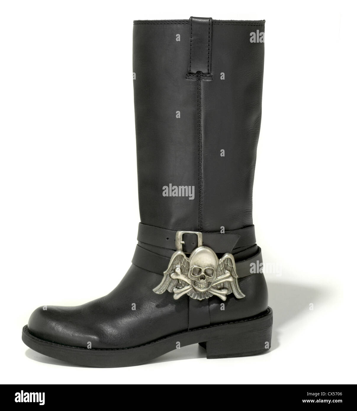 Black Skull Boot fotografato su sfondo bianco Foto Stock