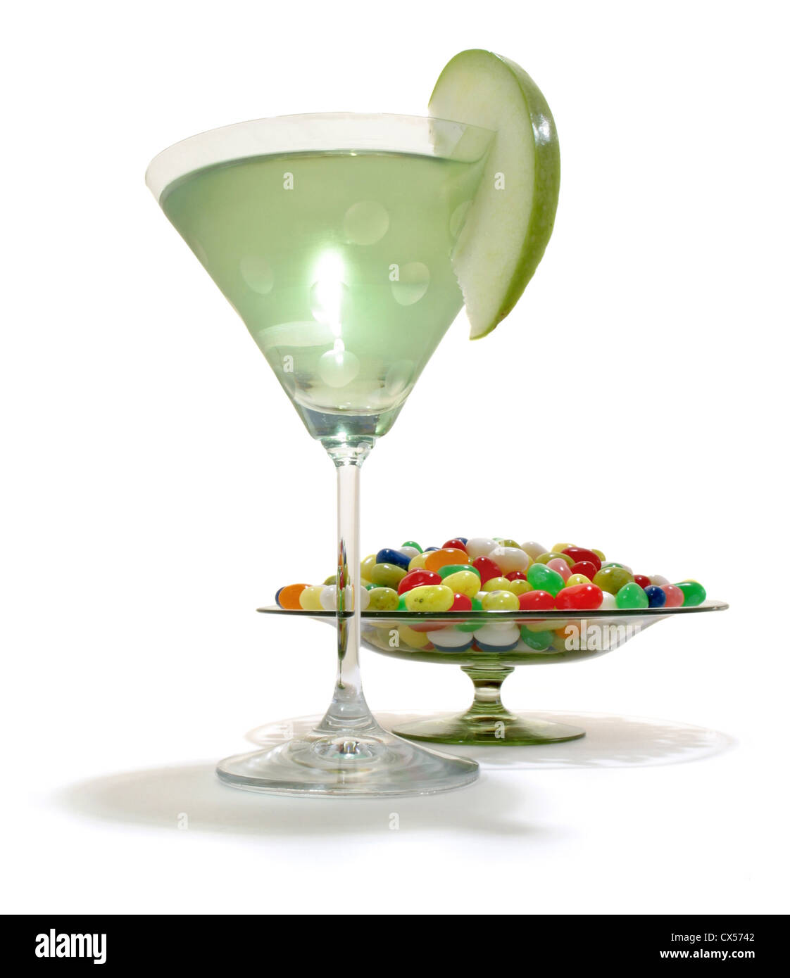 Apple Martini e Jellybeans in un piatto fotografato su sfondo bianco Foto Stock
