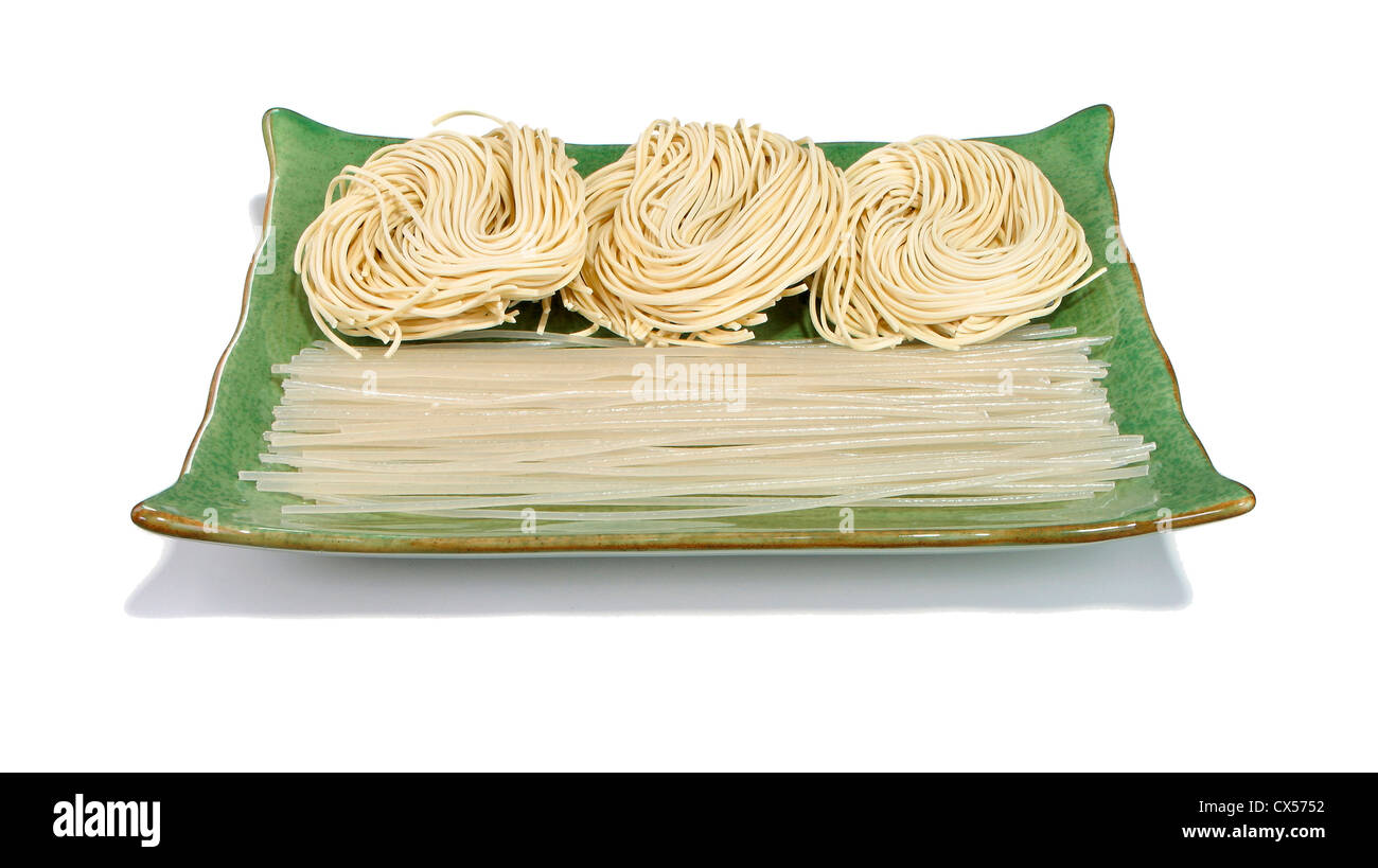 Lungo rettilineo di noodle è vermicelli di riso. le sfere rotonde sono il frumento di noodle cinesi. Foto Stock