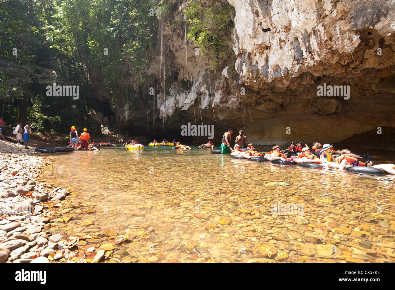 Onda turistica e river tubing in Cayo District in America centrale, il Belize. Foto Stock