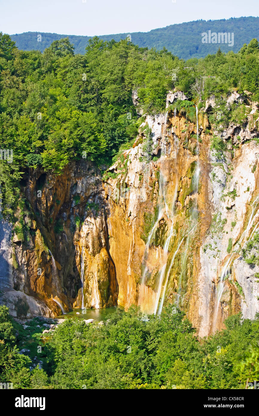 Bella cascata nel Parco Nazionale dei Laghi di Plitvice in Croazia Foto Stock
