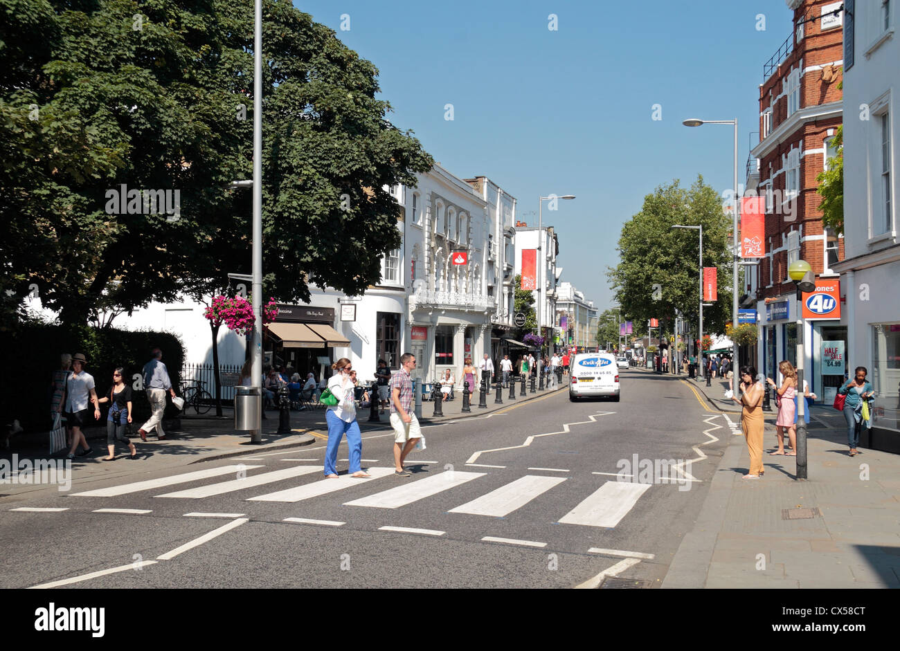 Vista generale (circa guardando ad est) passato un attraversamento pedonale e lungo la Kings Road, a Chelsea, Londra SW3, Regno Unito. Foto Stock