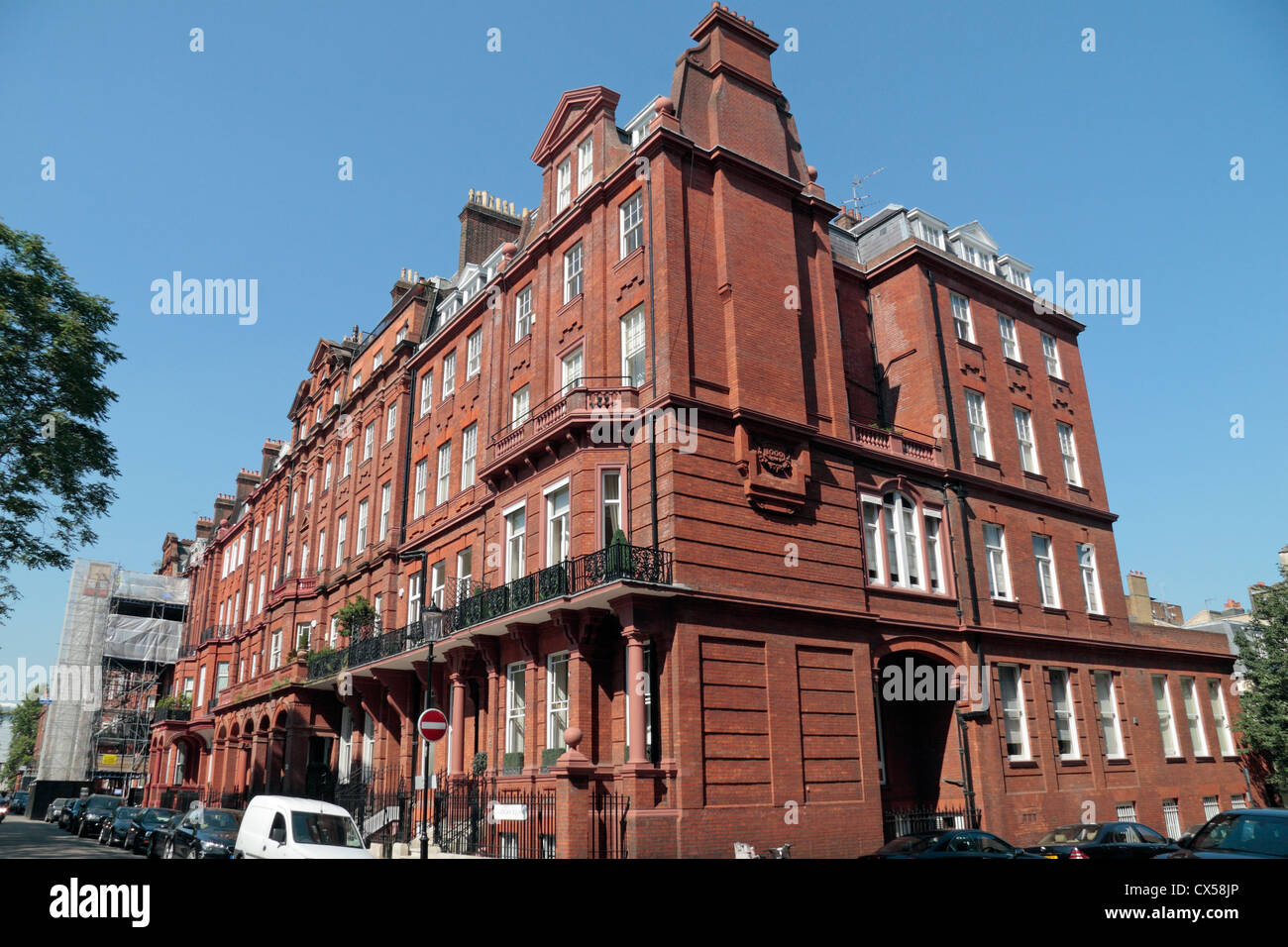 Tipico del XIX secolo (1886) rosso mattone Cadogan fiducia sulla proprietà Cadogan Square a Chelsea, Londra SW1 UK. Foto Stock