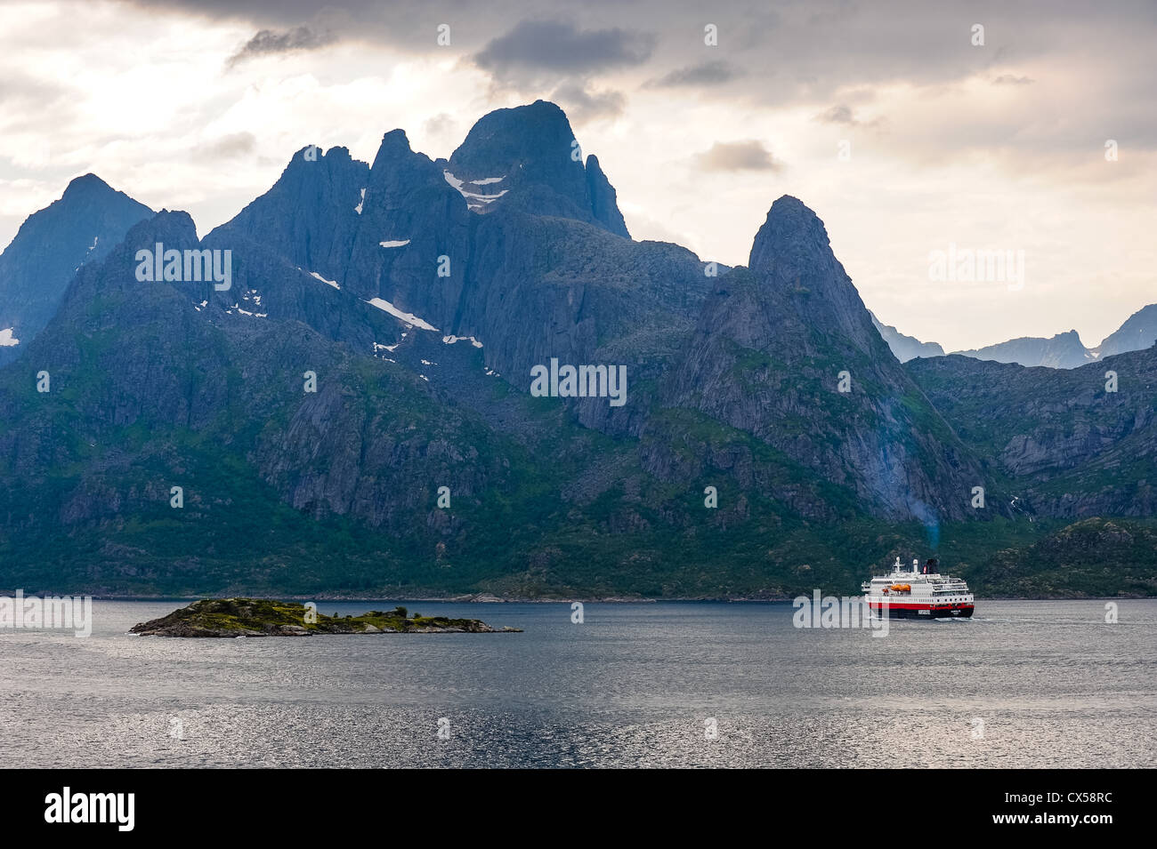 Norvegia, Lofoten. Raftsundet. Hurtigruta sul suo cammino di Trollfjorden. Foto Stock