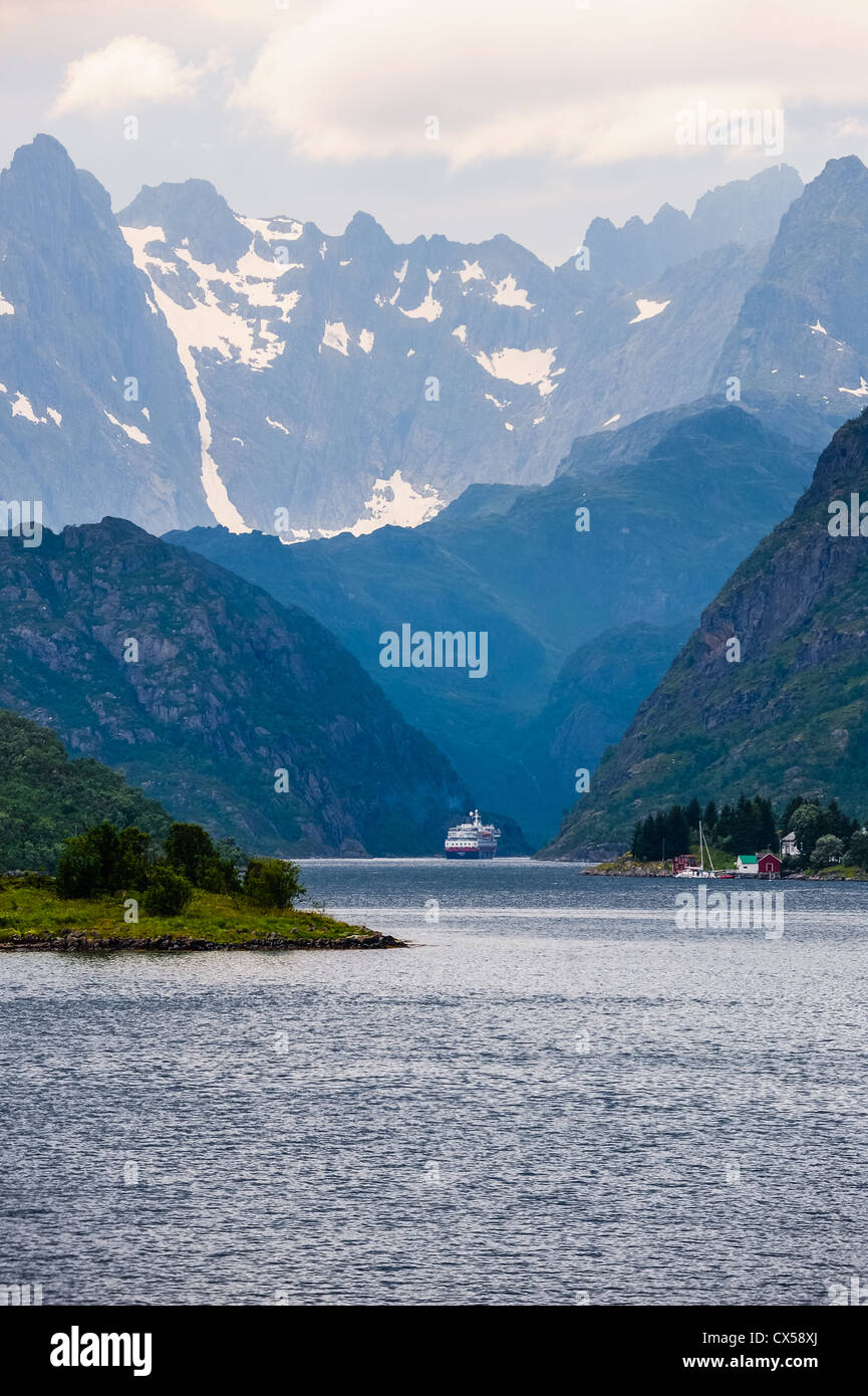Norvegia, Lofoten. Raftsundet. Entrando Hurtigruta Trollfjorden. Foto Stock