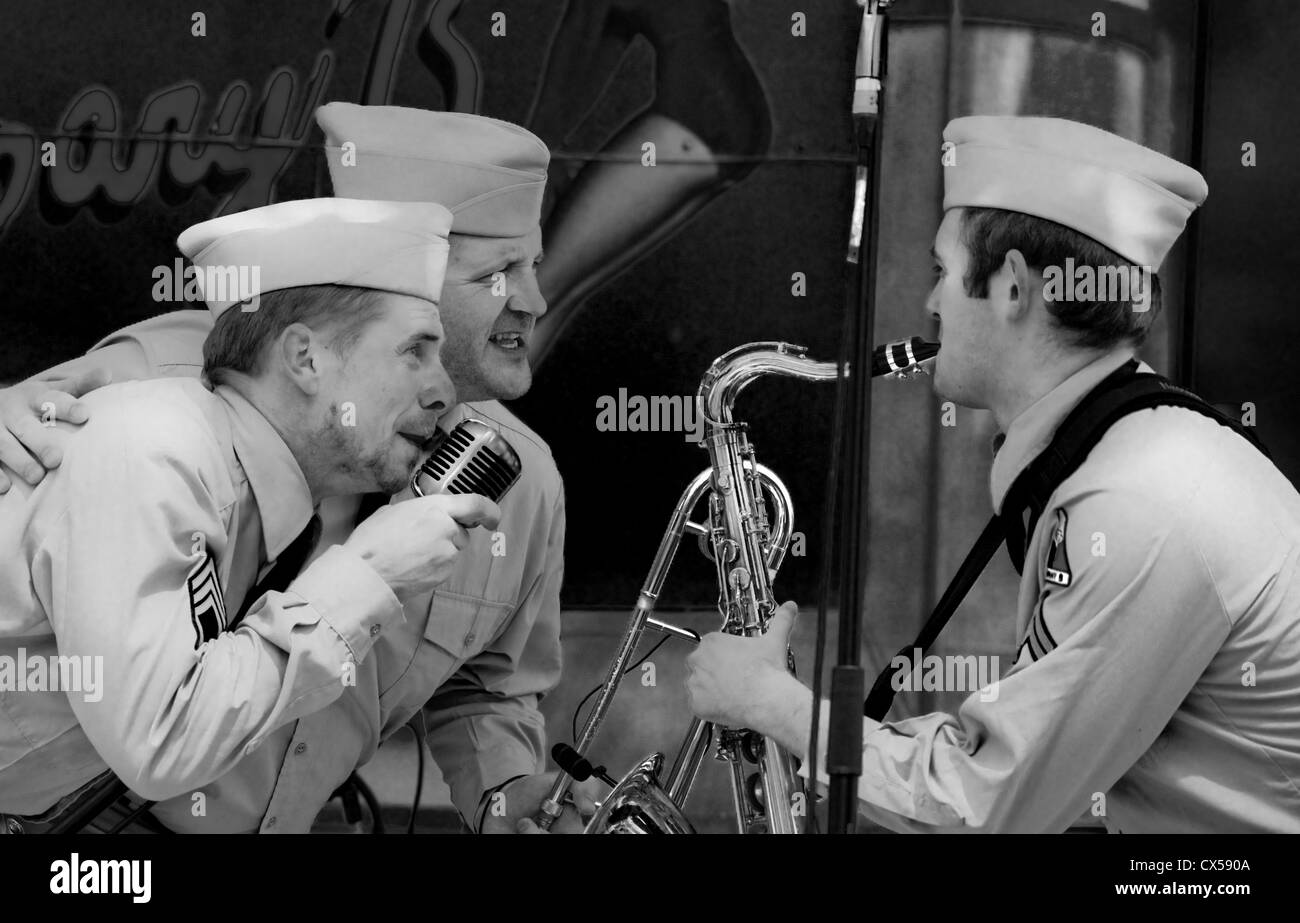 Un piccolo 1940's stile jazz band dal vivo sul palco. Foto Stock