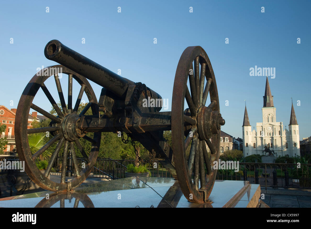 La guerra civile modello Canon parco di artiglieria Jackson Square nel quartiere francese e il centro cittadino di New Orleans in Louisiana USA Foto Stock