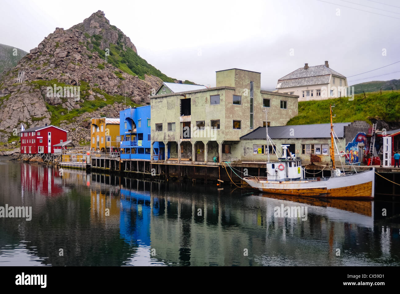 Nyksund è una pesca costiera villaggio sulla parte settentrionale di Langøya in Vesterålen. Ora una popolare destinazione turistica. Foto Stock