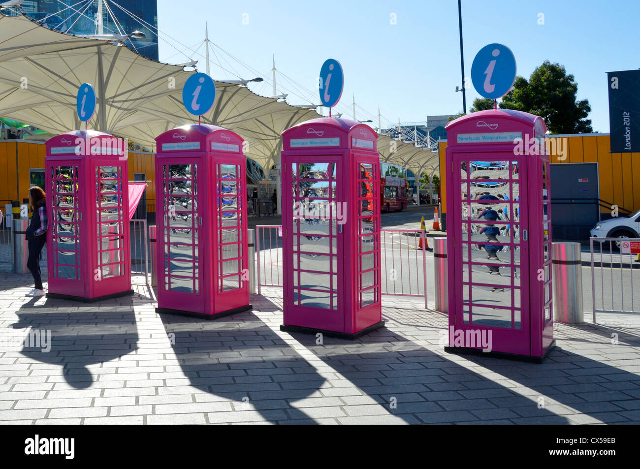 Regno Unito le cabine telefoniche dipinto Olympic rosa & adattato come punti di informazione per Londra 2012 giochi adiacente Stratford bus e stazione ferroviaria East London REGNO UNITO Foto Stock