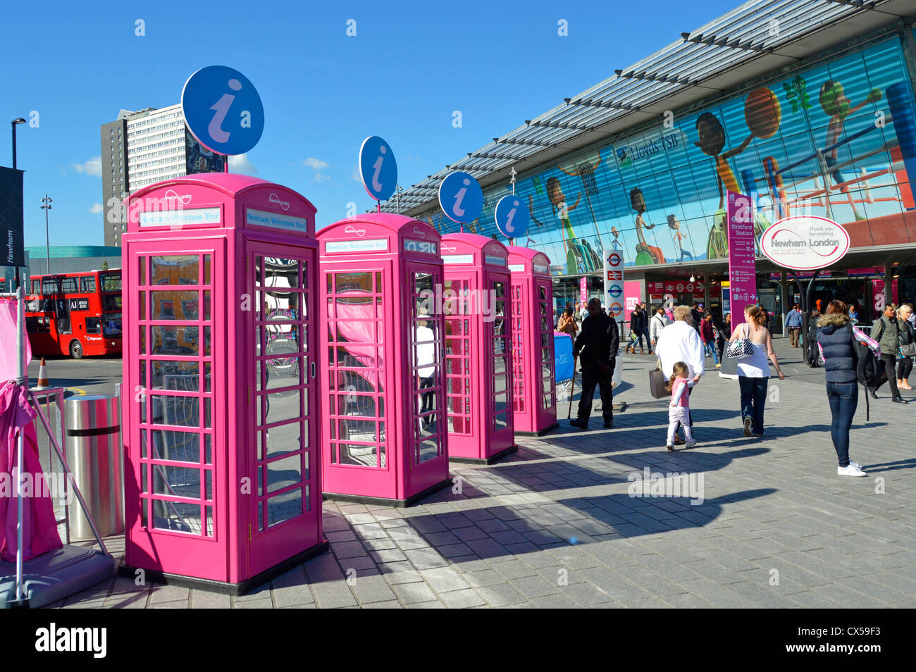 Regno Unito le cabine telefoniche dipinto Olympic rosa & adattato come punti di informazione per Londra 2012 giochi sul piazzale della stazione ferroviaria di Stratford East London REGNO UNITO Foto Stock