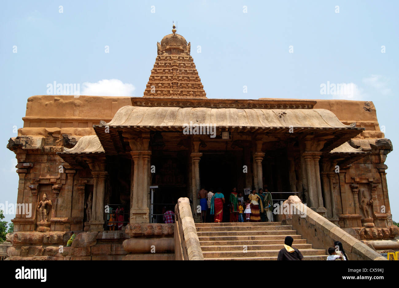 Vista frontale e percorso di ingresso di Thanjavur (Tanjore) Brihadeeswarar Tempio (grande tempio) in India famosi templi di architettura Foto Stock