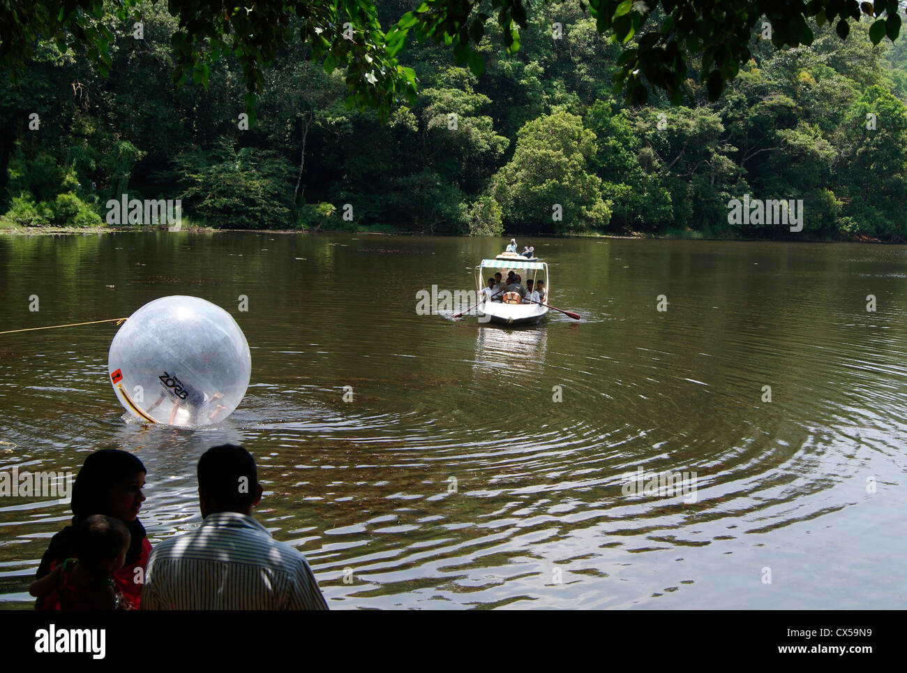 Pookode o lago pookot scenic laghi di acqua dolce in Wayanad a Kerala India circondato da foreste.Nautica e sfera zorbing nel lago Foto Stock
