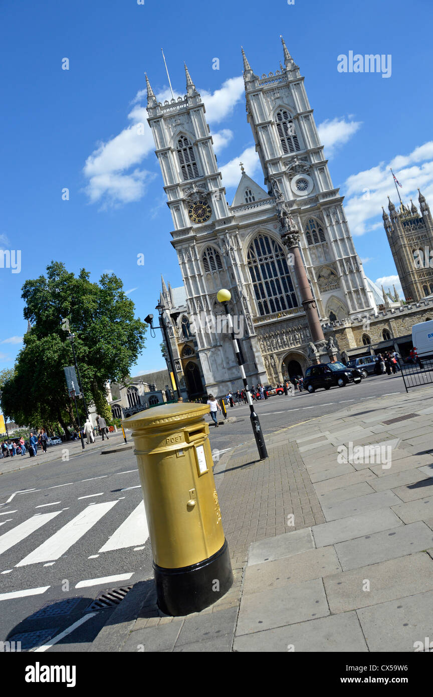 Royal Mail post scatola dipinta oro per premere Avvia per promuovere il regime nazionale di premiare home città della medaglia olimpica Foto Stock