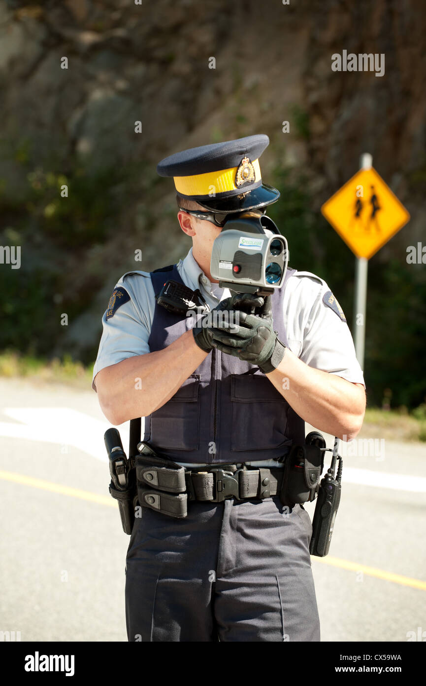 Whistler RCMP Constable Kristian Josok applicando i 30km/h area scuola il limite massimo di velocità sul primo giorno del nuovo anno scolastico. Foto Stock