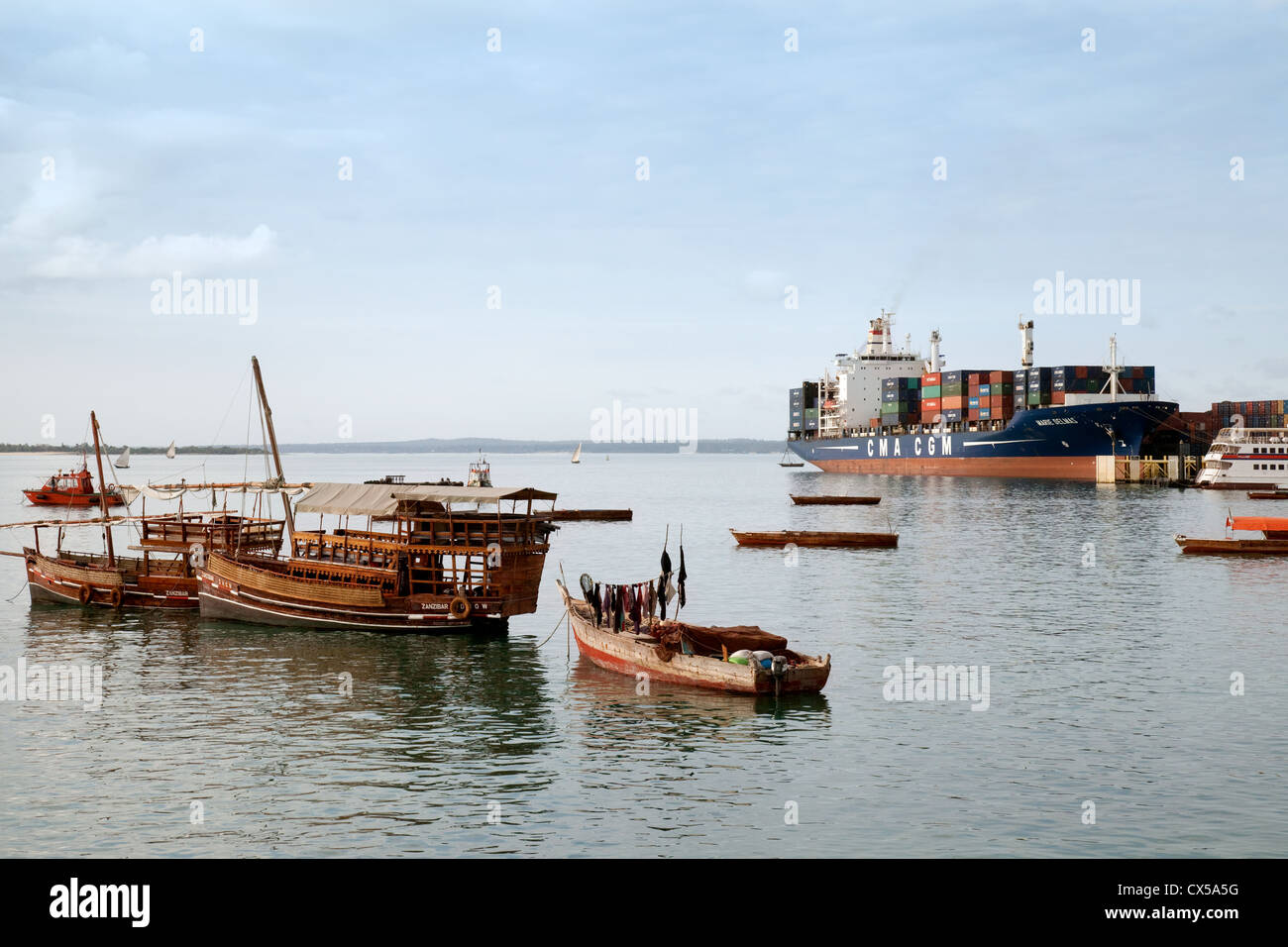 Dhow tradizionale e moderne navi container, Stone Town Harbour, Zanzibar Africa Foto Stock