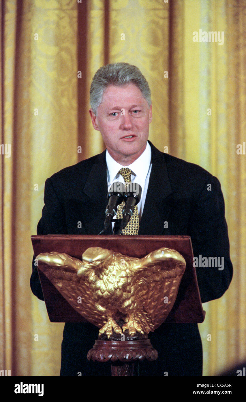 Il Presidente degli Stati Uniti Bill Clinton parla alla preghiera annuale prima colazione nella Casa Bianca della Sala Est Settembre 11, 1998 a Washington, DC. Dalla lettura delle note come il suo pubblico silenzioso di oltre un centinaio di ministri, di sacerdoti e di altri leader religiosi ha ascoltato il presidente ha detto che si era rotto un spirito ma ancora spera di riscattare la nazione è la fiducia. Foto Stock