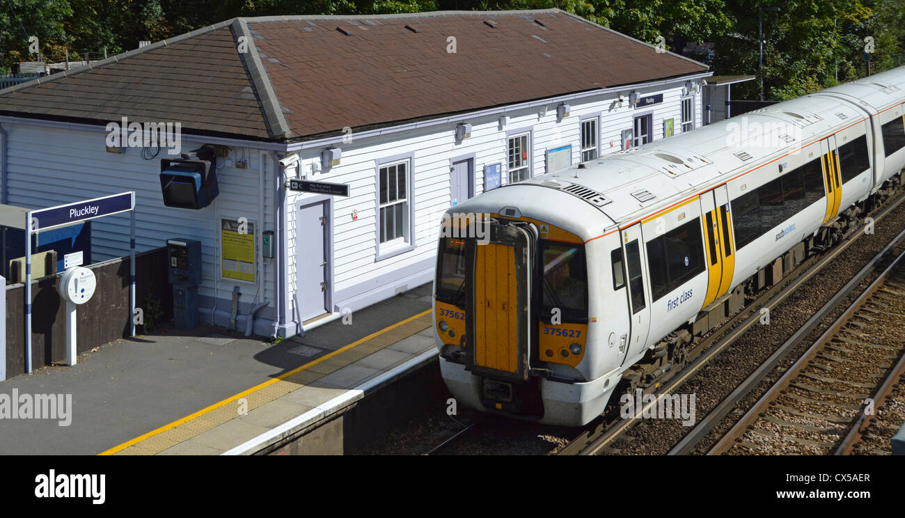 Sud Orientale treno ferrovie uscire a Borgo Pluckley stazione ferroviaria a circa 11 50 am Foto Stock