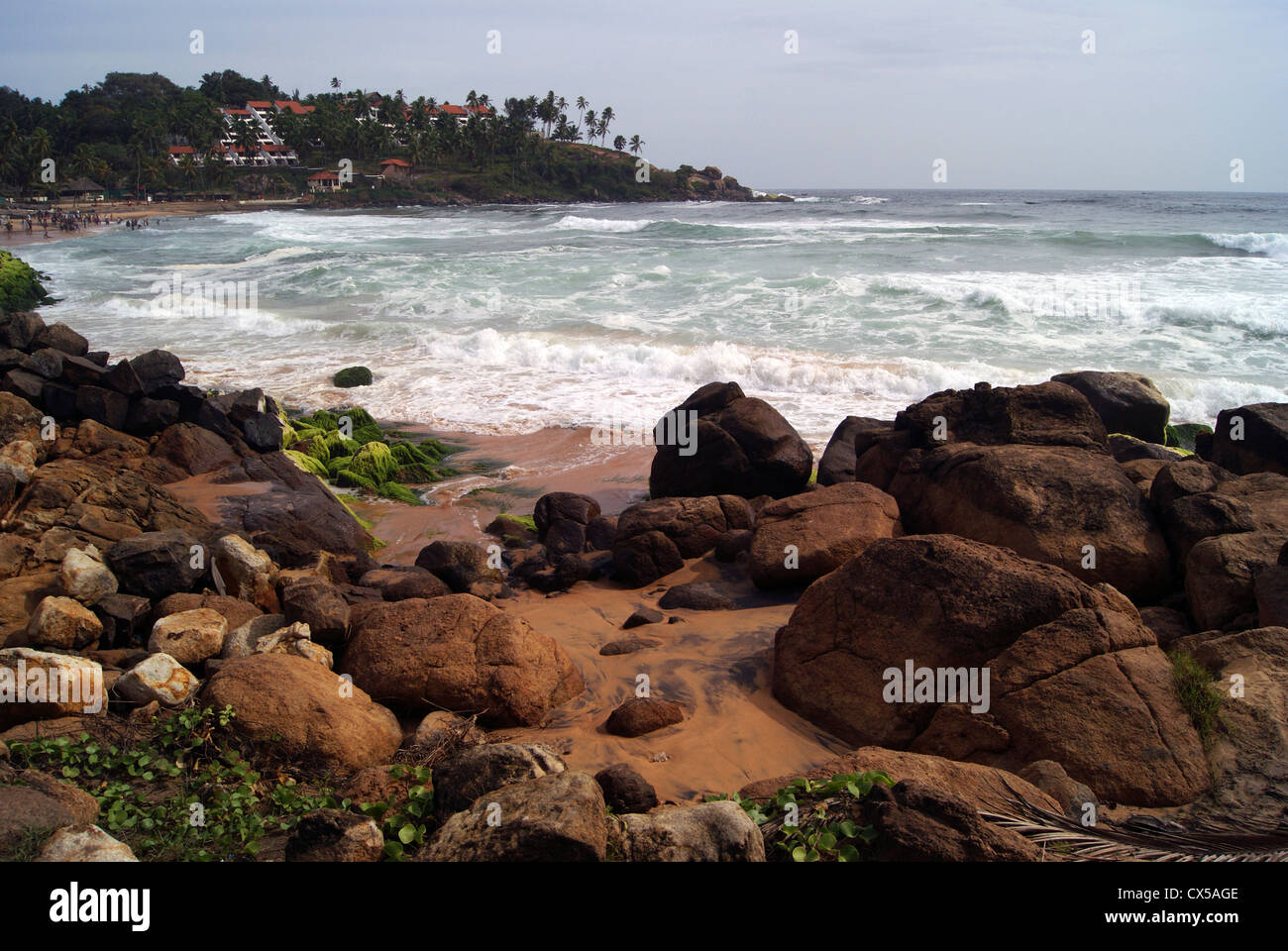 Kovalam Beach scenario rocciose e scogliere piccole in distanza in Samudra Spiagge Kovalam Kerala India Foto Stock