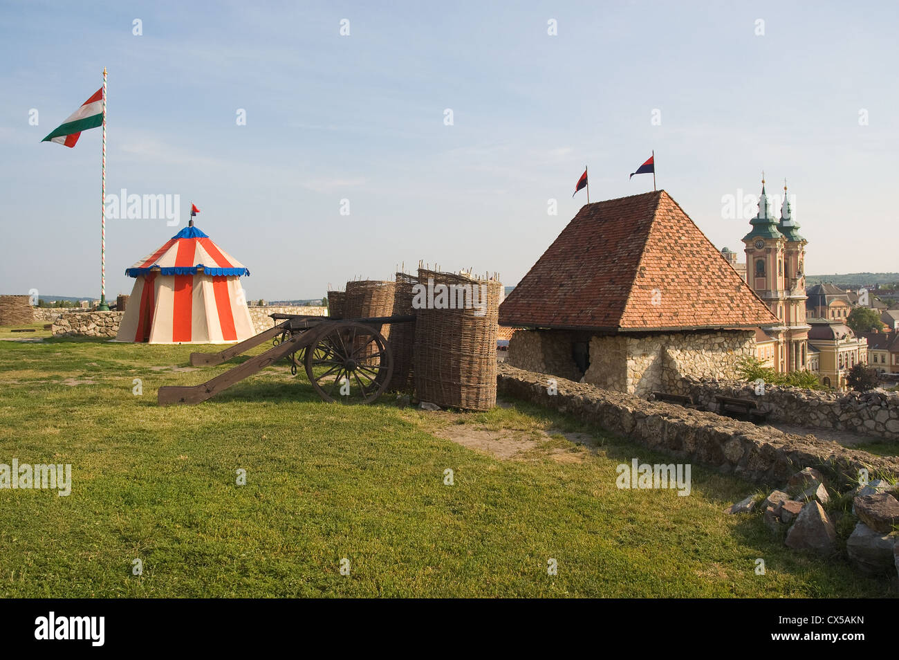 Elk190-2933 Ungheria, Eger Eger, Castello, XII c, torre e cannon e bandiera di Ungheria Foto Stock