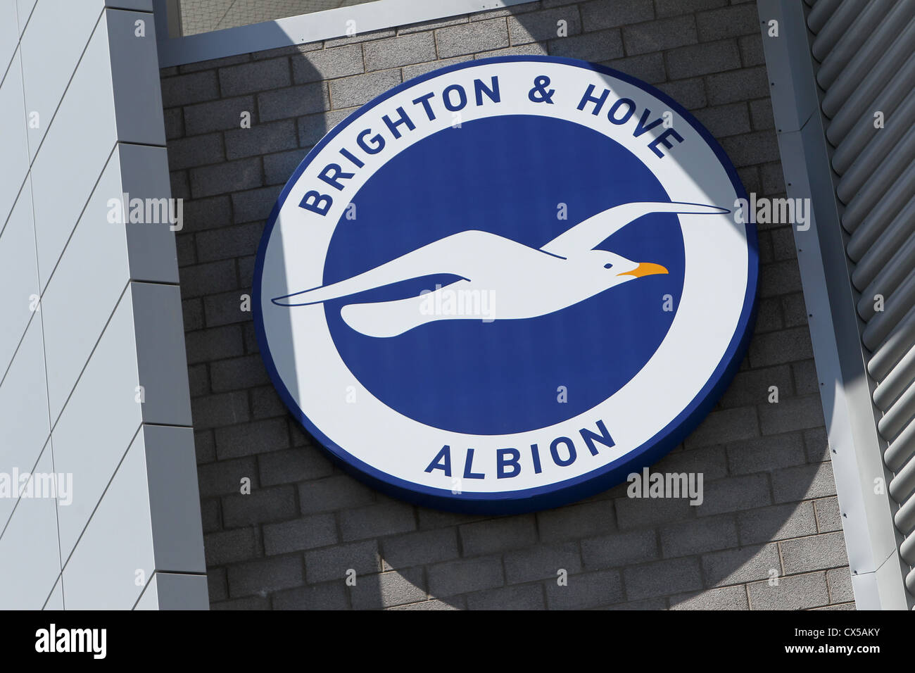 Brighton e Hove Football Club Logo sul lato della loro nuova AMEX Stadium di lanciafiamme, Brighton East Sussex, Regno Unito. Foto Stock