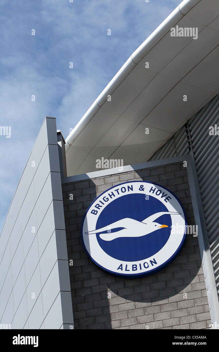 Brighton e Hove Football Club Logo sul lato della loro nuova AMEX Stadium di lanciafiamme, Brighton East Sussex, Regno Unito. Foto Stock